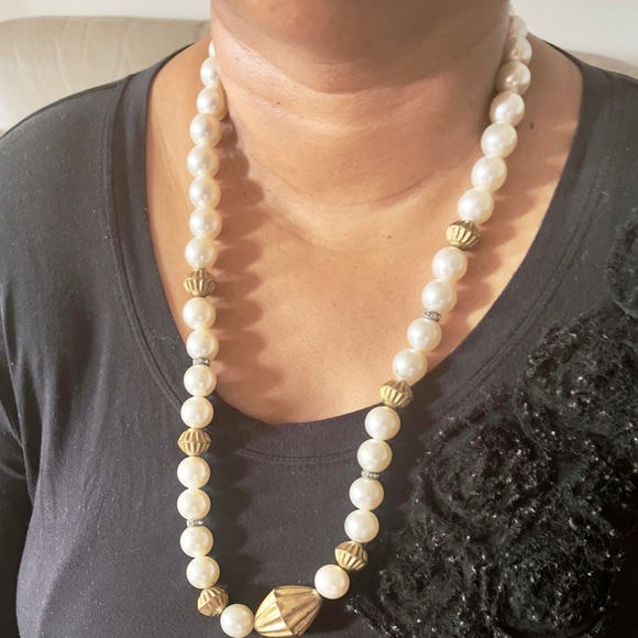 PreLoved long faux pearl necklace - Picture 3 of 3